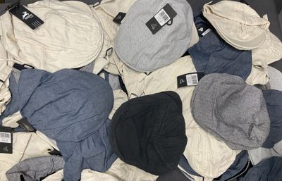 beaucoup de chapeaux posés sur un lit