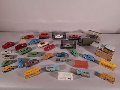 un grand nombre de voitures et de camions jouets sur une table