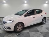 la voiture blanche est garée sur un sol en damier dans le garage
