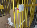 un portail jaune orné de caisses, dans un entrepôt