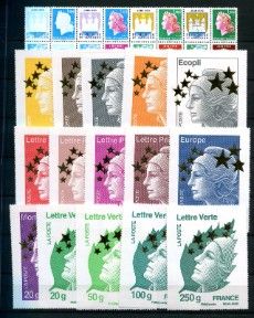 les timbres sont tous de couleurs et de tailles différentes sur la même feuille