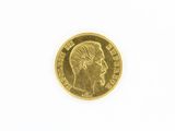 gros plan d'une pièce d'or sur une surface blanche