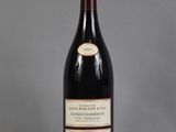 une bouteille de vin posée sur une table