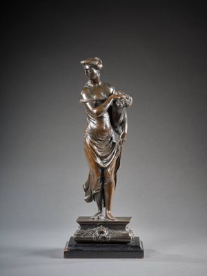 une image représentant une statue en bronze d'une femme tenant un enfant dans ses bras