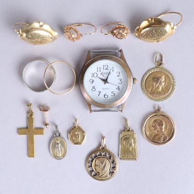 plusieurs types de bijoux différents sur une surface blanche