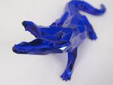 un alligator en plastique bleu posé sur une table