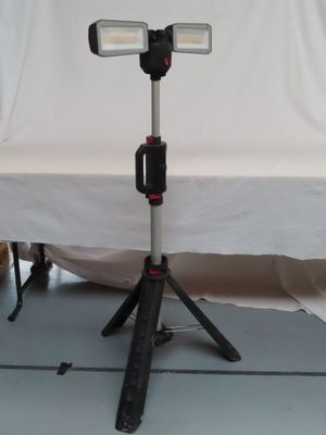un appareil photo monté sur un trépied et équipé d'une lampe