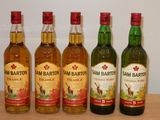Quatre bouteilles de whisky canadien sont alignées sur une table