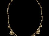 un collier en or sur fond noir