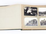 un livre ouvert avec des photos de personnes