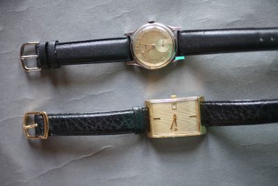 deux montres posées côte à côte sur une table