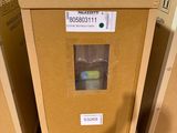 Plusieurs cartons étiquetés sont empilés les uns sur les autres dans un entrepôt