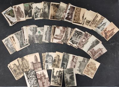 une vieille photo d'un lot de vieilles cartes postales sur une table