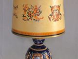 une lampe bleue et jaune munie d'un abat-jour jaune