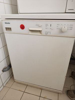 un lave-vaisselle blanc posé dans un coin de la cuisine