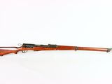 un fusil sur une surface blanche avec un fond blanc