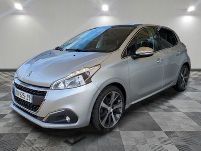 la voiture argentée est garée sur le sol en damier d'un garage