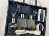une valise contenant beaucoup d'objets