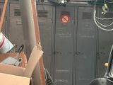 un camion garé à côté d'une rangée de casiers