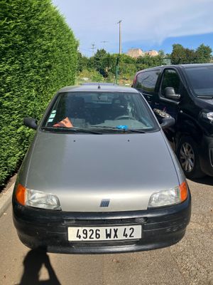 deux voitures garées sur le bord de la route