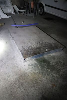 une voiture garée dans un garage à côté d'une rampe