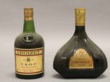 Deux bouteilles d'alcool sont posées l'une à côté de l'autre sur une table