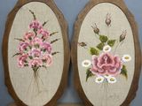 une composition de fleurs roses et blanches dans un cadre en bois