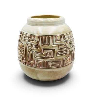 un vase avec un motif sur une surface blanche