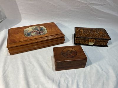 trois boîtes en bois posées sur une surface blanche