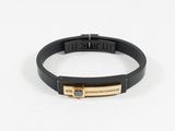 un bracelet en cuir noir avec un fermoir plaqué or