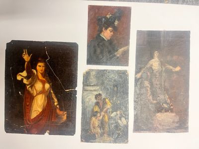 quatre tableaux accrochés au mur d'une pièce