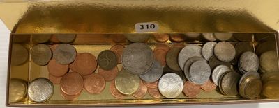 une boîte remplie de pièces de monnaie posée sur une table