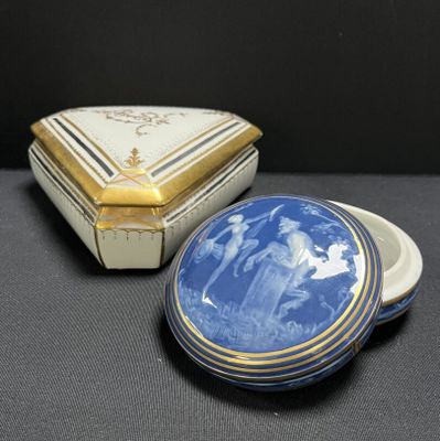 deux boîtes en porcelaine bleue et blanche, ornées de bordures dorées sur fond noir