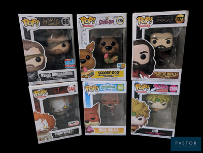 Cinq figurines Funko Pop en vinyle différentes sont exposées dans une vitrine.