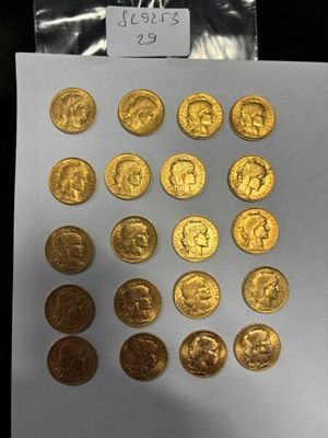 un gros plan sur une feuille de papier sur laquelle se trouvent plusieurs pièces d'or