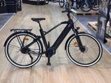 un vélo posé par terre dans un magasin