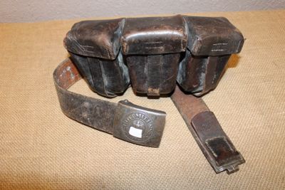 une ceinture munie d'une boucle et une ceinture munie d'une boucle