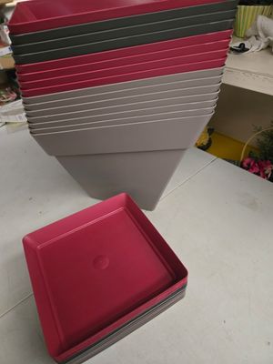 beaucoup de cartons empilés sur la table