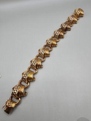 un bracelet plaqué or au motif très travaillé