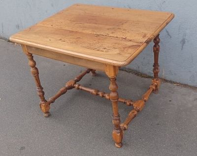 une petite table avec un plateau en bois posée sur un trottoir