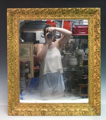 une femme se prenant en photo dans un miroir