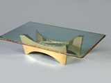image d'une table basse en verre et laiton sur fond blanc