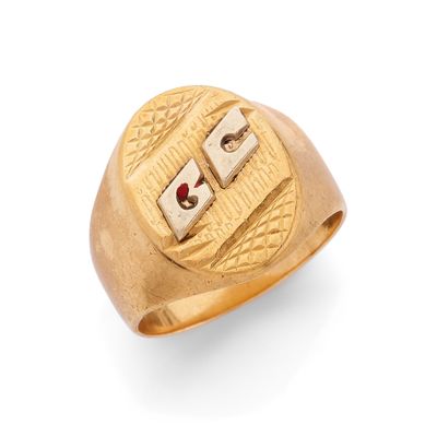 une image d'une bague en or avec une pierre rouge au centre