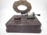 une petite machine posée sur une table