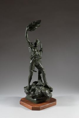 une statue en bronze représentant un homme tenant une batte de baseball, posée sur un socle en bois