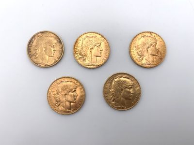 quatre souverains d'or, un souverain, un souverain, un souverain et un souverain