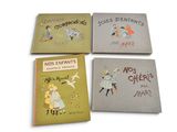 quatre livres pour enfants sont alignés sur une surface blanche