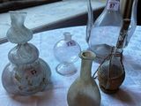 une table recouverte d'une nappe blanche et sur laquelle sont posés des vases