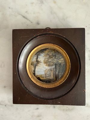 la photo d'une photo représentant une personne, dans un cadre accroché au mur