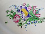 une photo d'une assiette décorative ornée de fleurs